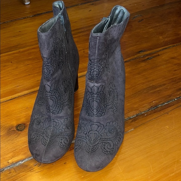Elegant Gray Suede Ankle Boots - Picture 3 of 4